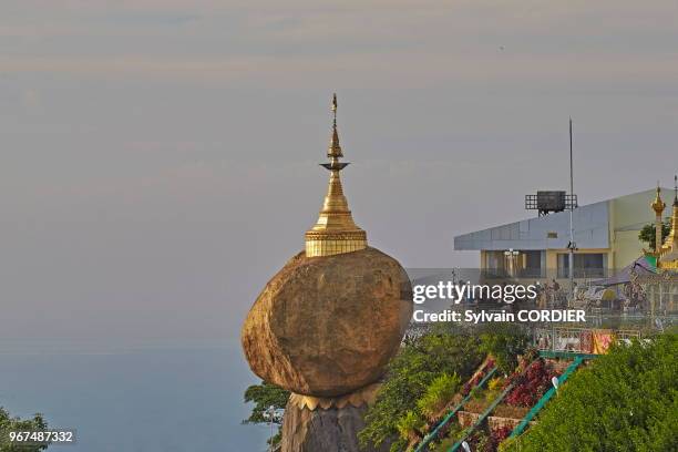 Myanmar , état de Môn, le Rocher d'Or de Kyaiktiyo. Myanmar , Mon State, Kyaiktiyo, the Golden Rock.