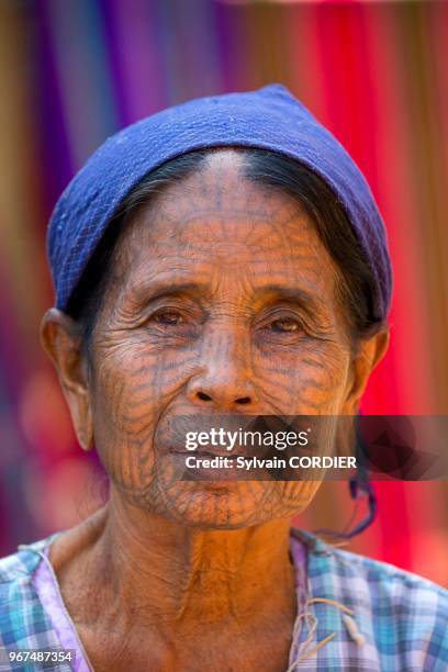 Myanmar , province de Rakhine, région de Mrauk-U, village de Pan Ba, femme tatouée de la tribu des Chin. Myanmar, Rakhine State, Mrauk U region, Pan...