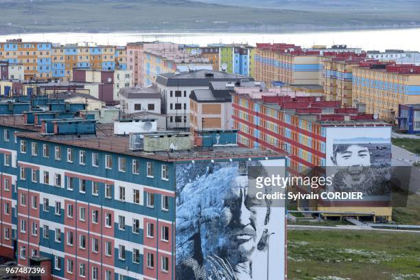 Federation de Russie, District autonome de Chukotka, Anadyr, ville capitale de la region, batiments colores, decores avec photos ou peintures...