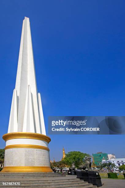 Myanmar , état de Yangon, Yangon, Monument de l'Indépendance avec ses statues qui l'entourent au parc Maha Bandula. Myanmar, Yangon State, Yangon,...