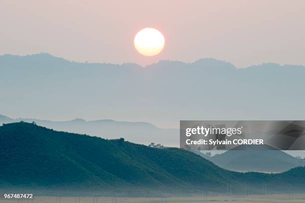 Myanmar , province de Rakhine, Mrauk-U, pagodes au lever du soleil. Myanmar, Rakhine state, Mrauk-U, pagodas at sunrise.