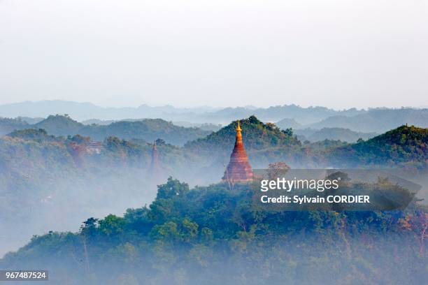 Myanmar , province de Rakhine, Mrauk-U, pagodes au lever du soleil. Myanmar, Rakhine state, Mrauk-U, pagodas at sunrise.
