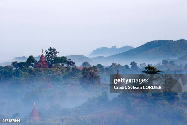 Myanmar , province de Rakhine, Mrauk-U, pagodes au lever du soleil. Myanmar, Rakhine state, Mrauk-U, pagodas at sunrise.