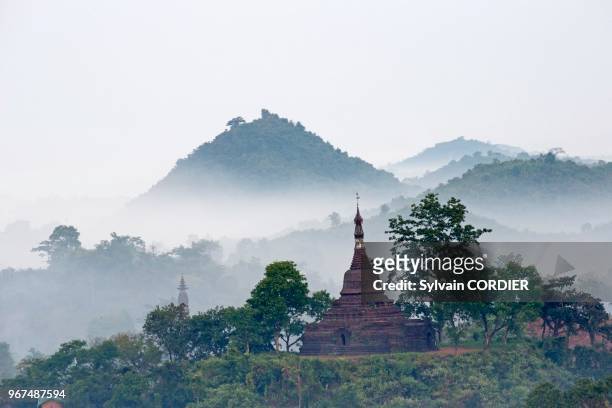 Myanmar , province de Rakhine, Mrauk-U, pagodes au lever du soleil. Myanmar, Rakhine state, Mrauk-U, pagodas at sunrise.