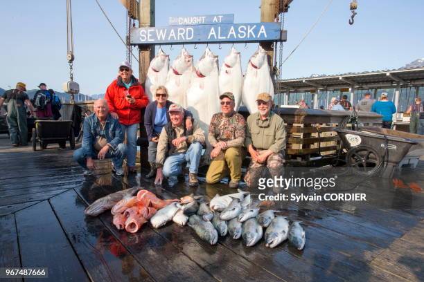 Etats-Unis, Alaska, péninsule de Kenai,tableau de pêche et pesée des poissons au port de Seward.