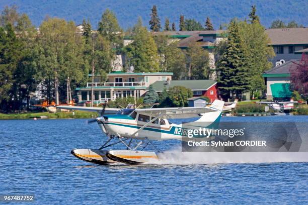 Amérique du Nord, Alaska, Anchorage, Lake Hood, base des hydravions,1969 CESSNA 180H.