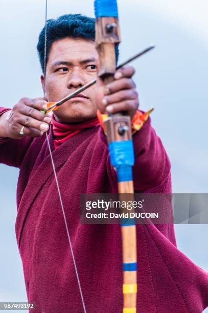 Homme tirant a l'arc, le 14 mars 2013, pendant le 'Merak Sakten trek', village de Merak, region de Tashigang, Bhoutan.
