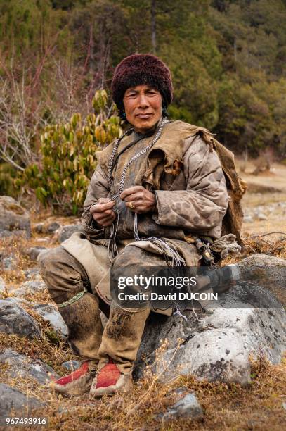 Portrait d'un homme assis appele Rigsin Tashi, le 14 mars 2013, region de Tashigang, Bhoutan.