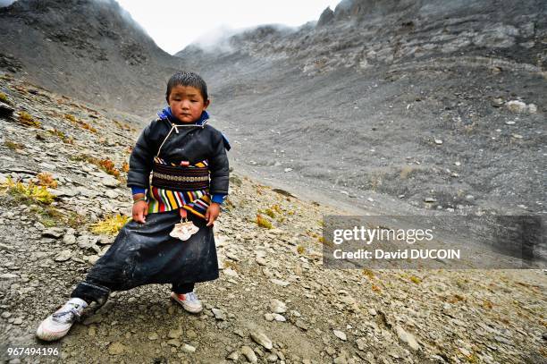 Nepal, Le Haut-Dolpo, Kora de la montagne de cristal, pres de Shey, enfant en habit traditionnel.