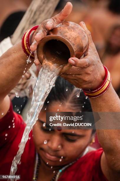 Femme, bain rituel dans le Gange, Pèlerinage de la Kumbha Mela Allahabad, Inde.