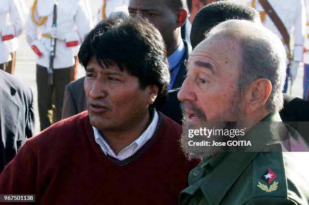 Le président cubain Fidel Castro accueillant le président bolivien Evo Morales le 30 décembre 2005 à l'aéroport de la Havane, Cuba.