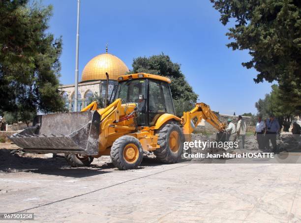 Labourer stands near an excavator on the plaza near the Dome of the Rock Mosque in Jerusalem's Old City August 30, 2007. Israeli archaeologists said...