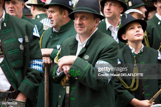 Groupe d'hommes avec une tenue traditionnelle bavaroise lors de la fête de la bière, le 19 septembre 2015, Munich, Allemagne.