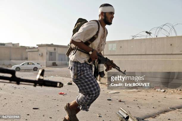 Combattant rebelle lors de l'attaque de Bab al-Azizia, caserne fortifiée, résidence de Mouammar Kadhafi, 23 aout 2011, Tripoli, Libye.