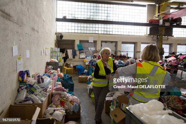 Deux bénévoles dans un centre de récupération de vêtements issus de dons stockés pour les réfugiés, 19 septembre 2015, Munich, Allemagne.