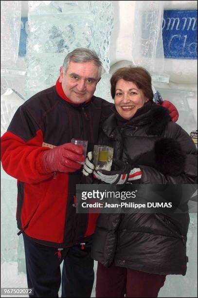 Jean-Pierre Raffarin et son épouse, Anne-Marie, prennant un petit verre de glace au bar de l'Hôtel de Glace. Dans le cadre de la visite au Québec de...