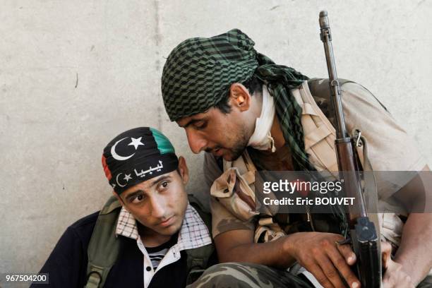 Combattants rebelles lors de l'attaque de Bab al-Azizia, caserne fortifiée, résidence de Mouammar Kadhafi, 23 aout 2011, Tripoli, Libye.