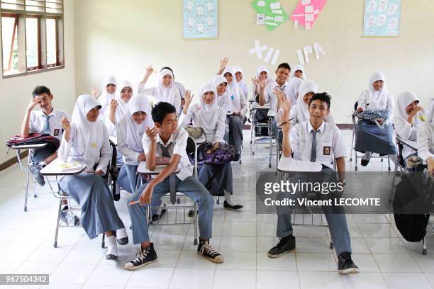 Intérieur d?une classe d?une école indonésienne où lycéens et lycéennes musulmans suivent un cours d?anglais à l'école publique de Painan, au sud de...