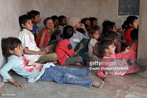 Groupe d?élèves indiens dans leur classe lors d?un cours d?alphabétisation donné par une ONG locale à des enfants défavorisés à Udaipur, dans l'état...