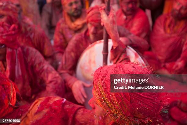 Les habitants de Nandgaon jouent Holi contre les habitants du village voisin dans leur temple le 18 mars 2016, Temple de Nandgaon, Vrindavan, Uttar...