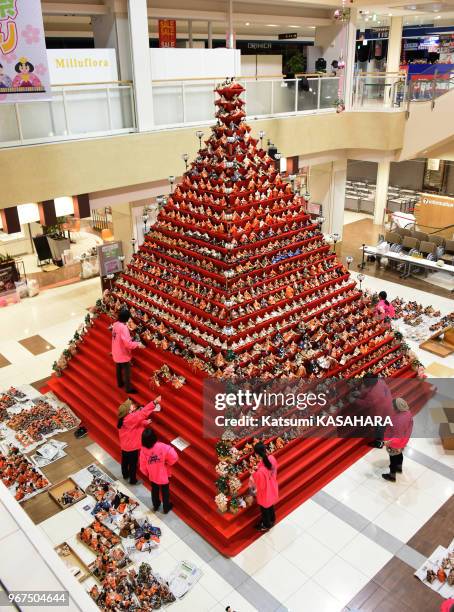 Installation de poupées sur une estrade en pyramide de 7m de hauteur pour se préparer à la "Hina matsuri" dans un grand magasin de la ville de Konosu...