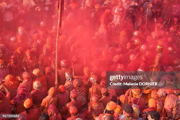 Les habitants de Nandgaon jouent Holi contre les habitants du village voisin dans leur temple le 18 mars 2016, Temple de Nandgaon, Vrindavan, Uttar...