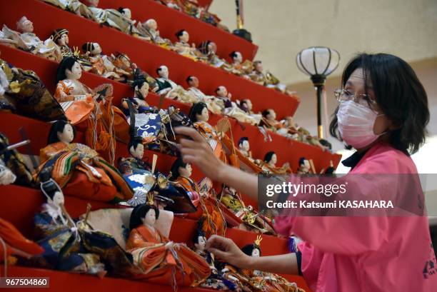 Installation de poupées sur une estrade en pyramide de 7m de hauteur pour se préparer à la "Hina matsuri" dans un grand magasin de la ville de Konosu...