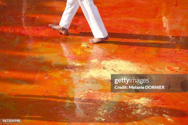 Les habitants de Nandgaon jouent Holi contre les habitants du village voisin dans leur temple le 18 mars 2016, Temple de Nandgaon, Vrindavan, Uttar...