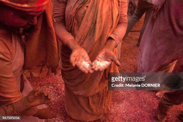 Les veuves de Krishna en saris blancs célèbrent le bien, l'amour et l'amitié en jouant à Holi en se lançant des poudres de couleur et pétales de...