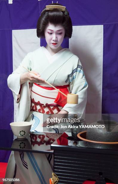 Geisha lors de la cérémonie du thé, 19 mai 2016 devant le temple , quartier de Gion, Kyoto, Japon.