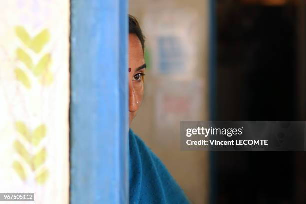 Professeure indienne en sari bleu photographiée à la porte de sa salle de classe à Udaipur, dans l'état du Rajasthan, en Inde, le 20 janvier 2012.