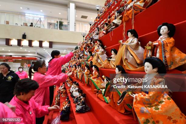 Installation de poupées sur une estrade en pyramide de 7m de hauteur pour se préparer à la "Hina matsuri" dans un grand magasin de la ville de Konosu...