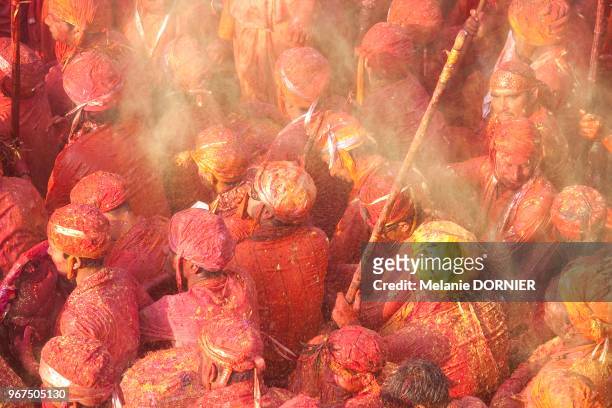 Les habitants de Nandgaon jouent Holi contre les habitants du village voisin dans leur temple le 18 mars 2016, Temple de Nandgaon, Vrindavan, Uttar...