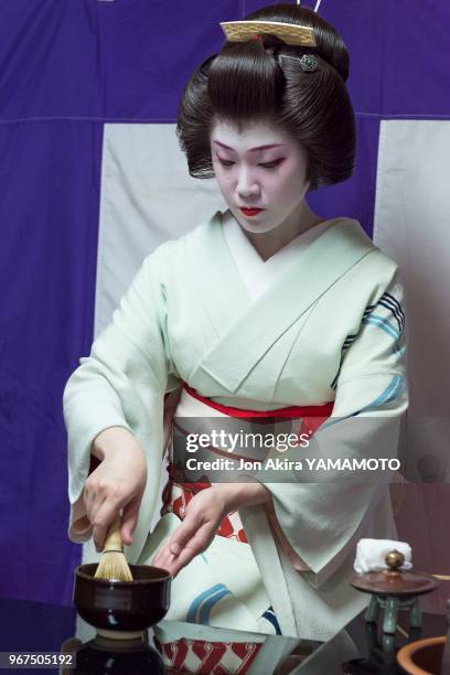 Geisha lors de la cérémonie du thé, 19 mai 2016 devant le temple , quartier de Gion, Kyoto, Japon.