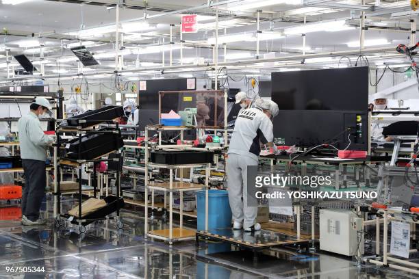 Des employés de la société d'électronique japonaise Panasonic assemblent les nouveaux téléviseurs à diodes électroluminescentes "Viera" au Centre...