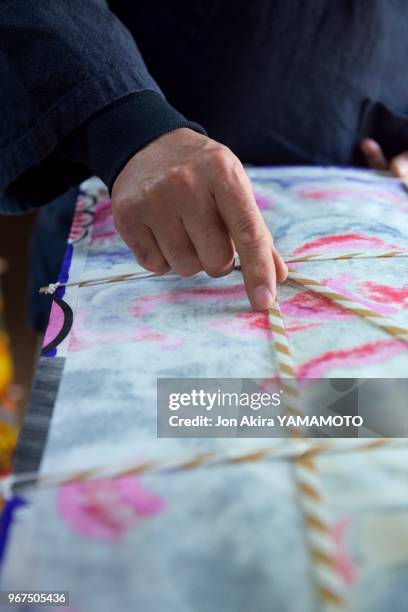 Mikio Toki grand maître des cerfs volants traditionnels japonais de l'époque Edo fabriquant un cerf volant dans son atelier, le 29 janvier 2015,...