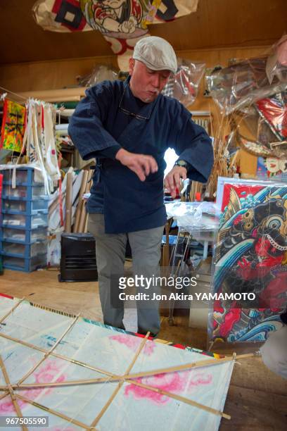 Mikio Toki grand maître des cerfs volants traditionnels japonais de l'époque Edo fabriquant un cerf volant dans son atelier, le 29 janvier 2015,...
