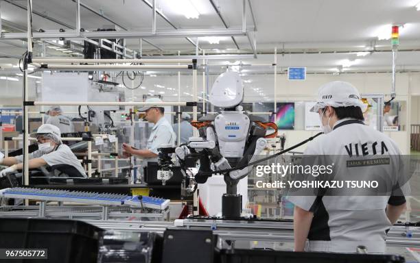 Des employés de la société d'électronique japonaise Panasonic assemblent les nouveaux téléviseurs à diodes électroluminescentes "Viera" au Centre...