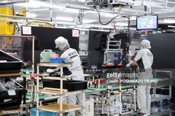 Des employés de la société d'électronique japonaise Panasonic assemblent les nouveaux téléviseurs à diodes électroluminescentes "Viera" au Centre...