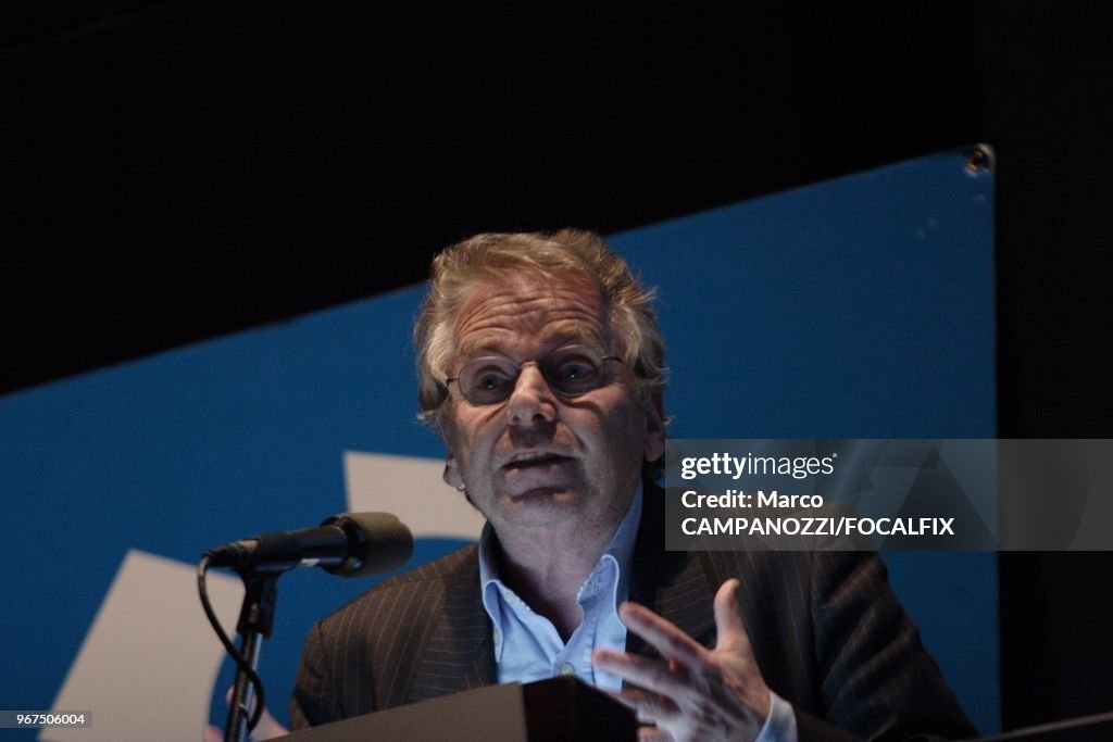 Daniel Con Daniel Cohn Bendit, depute europeen, tient une conference su mais 68 ...