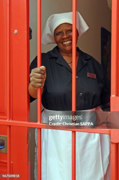 Femme souriante dans une maison près de Long Street, 22 janvier 2010, Cape Town, Western Cape, Afrique du Sud.