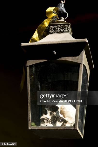 Lanterne decorative avec un crane humain dedans dans un restaurant le 24 septembre 2011, a Santa Fe, Nouveau Mexique, Etats-Unis.