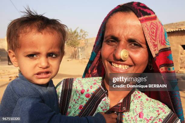 Femme musulmane et son fils, 31 décembre 2016, Jaisalmer, Rajasthan, Inde.