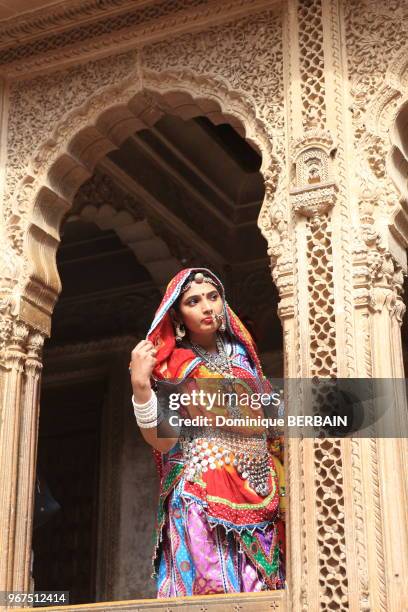 Jeune femme indienne en vêtement traditionnel, 29 décembre 2016, Jaisalmer, Rajasthan, Inde.