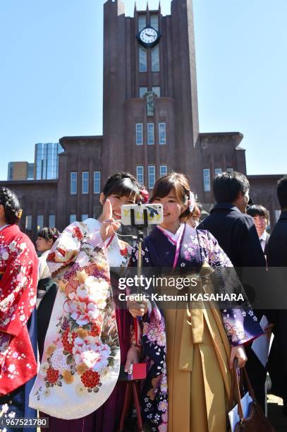 Etudiantes japonaises en uniforme prenant un selfie devant Yasuda hall, batiment symbole de l'université de Tokyo lors de la cérémonie de la remise...