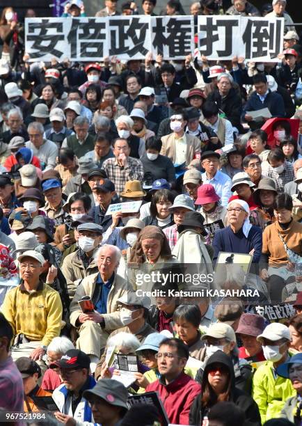 Manifestants dans un park avec une banderole appelant le premier ministre Shinzo Abe et son gouvernement à démissionner le 22 mars 2015, Tokyo, Japon.