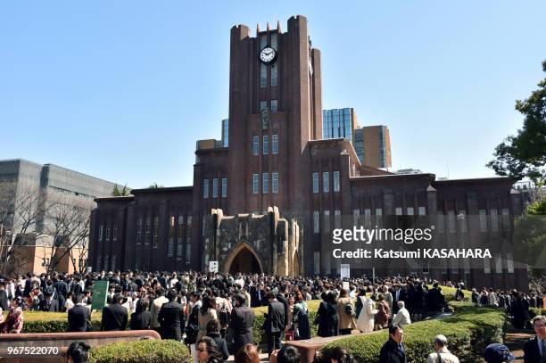 Etudiants japonais en uniforme devant Yasuda hall, batiment symbole de l'université de Tokyo lors de la cérémonie de la remise des diplômes, le 25...