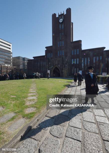 Etudiants japonais en uniforme devant Yasuda hall, batiment symbole de l'université de Tokyo lors de la cérémonie de la remise des diplômes, le 25...
