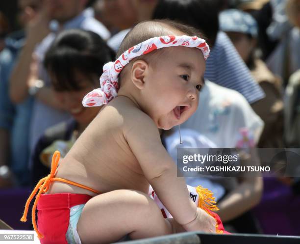 Bébé llors d'une compétition de cri dans le temple Sensoji à Tokyo le 30 avril 2017, Japon. Les parents japonais croient que les lutteurs sumo...