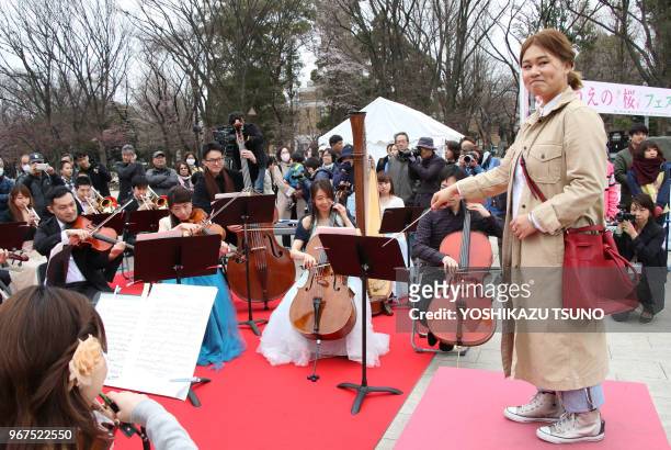 Une femme dirige un orchestre de 40 musiciens au parc Ueno à Tokyo le 31 mars 2017 lors du 'Tokyo Spring Festival - Tokyo 0pera Nomor', Japon....